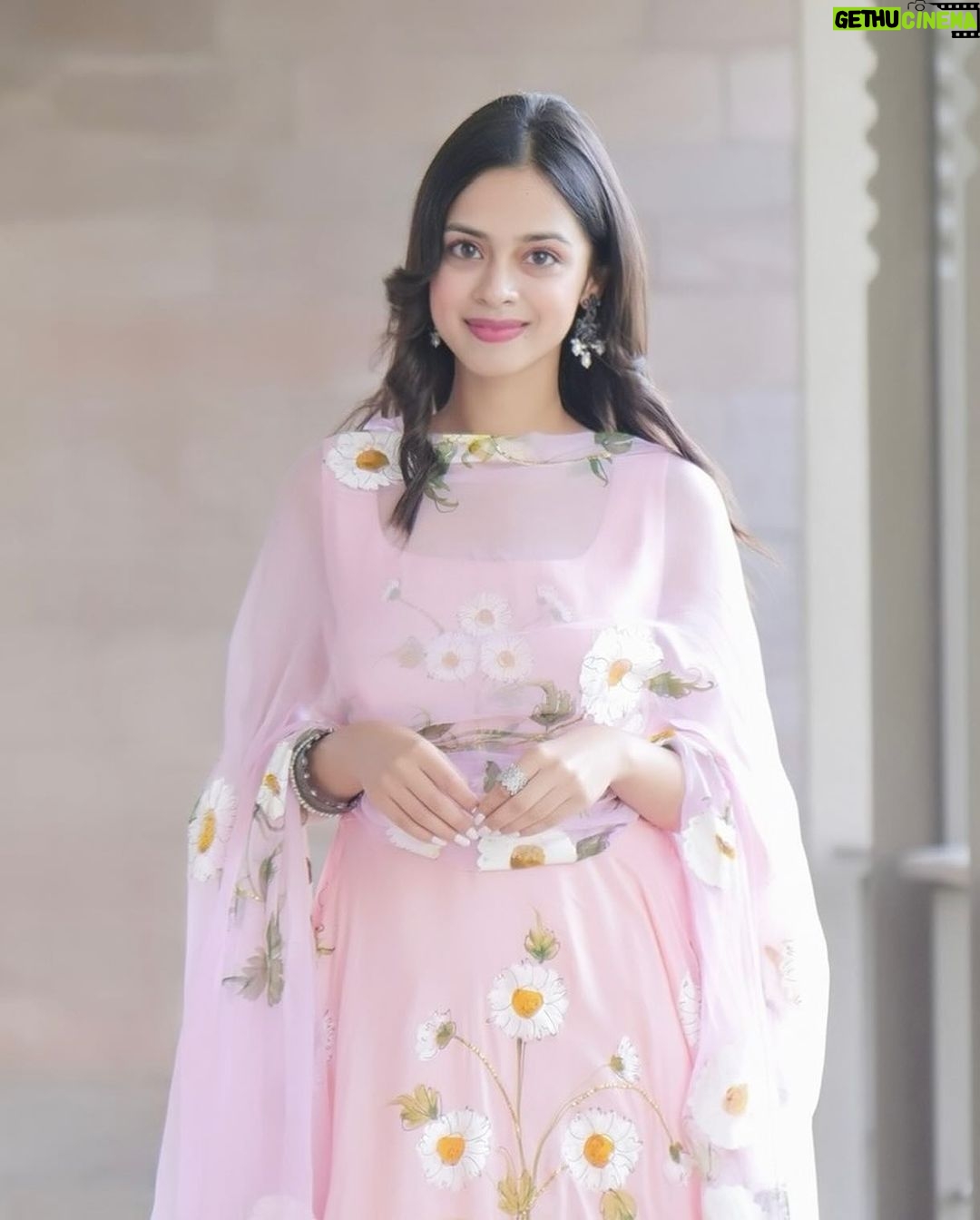 Nitanshi Goel Instagram - Phool wearing phools🌸🌼🌺🌷🌹🌻🪻🪷 Bhopal Promotions✨ #LaapataaLadies Photographer - @_rahul.rajeev_ Styled by - @ekta_singh96 Outfit by - @picchika Accessories - @aquamarine_jewellery Dressman Team - @pravin_kumar_nirala Assistant - @abhishek__gujar__ #phool #🌸 #nitanshigoel #laapataaladies #bhopal @aamirkhanproductions @kindlingindia @officialjiostudios Bhopal, Madhya Pradesh
