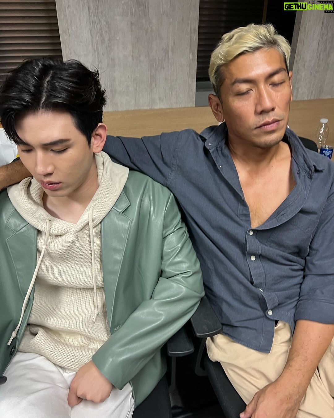 Niti Chaichitathorn Instagram - คุณคิดว่าภาพเซ็ตนี้เป็นผลงานการถ่ายของใคร มีคำ choice ก.ออฟ จุมพล ข.พล จุมออฟ ค.จุม ออฟพล
