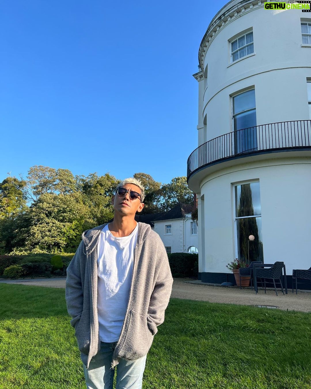 Niti Chaichitathorn Instagram - แบบเก็นหน้าชัด เห็นหน้าไม่ชัด และไม่เห็นหน้าเลย รูปสุดท้ายสวยสุด Mercure Gloucester Bowden Hall Hotel