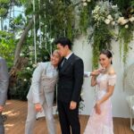 Niti Chaichitathorn Instagram - ถ่ายภาพกับบ่าวสาวอย่างไรให้เจ้าภาพเจาจำเราได้ ทั้งนึ้และทั้งนั้น ยินดีด้วยที่สุดเลย #pipajindaซึ่งกันและกัน #pipajinda อ้อ สูทแสนสวยของฉันจาก @verasalonstudio