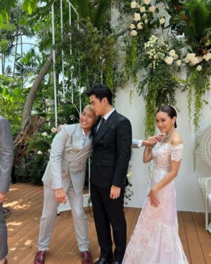 Niti Chaichitathorn Instagram - ถ่ายภาพกับบ่าวสาวอย่างไรให้เจ้าภาพเจาจำเราได้ ทั้งนึ้และทั้งนั้น ยินดีด้วยที่สุดเลย #pipajindaซึ่งกันและกัน #pipajinda อ้อ สูทแสนสวยของฉันจาก @verasalonstudio