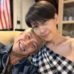 Niti Chaichitathorn Instagram - เมื่อวานพี่โก้น่ารักมาก คงจะกลัวจะเลท อาบน้ำเสร็จยังเช็ดตัวไม่แห้ง ก็มางานทั้งๆ ผ้าขาวม้านั่นเลย น่ารักจริงๆ 555 ล้าเล่นน้าาาา แต่จะบอกว่าดีใจมากที่ได้ร่วมงานกับพี่โก้ ซุปเปอร์คุณแม่ทั้งในจอและตัวจริง ไม่แปลกใจเลยที่ทุกคนรักน้าวี และรักพี่โก้ หนูก็ด้วย #มาตาลดา