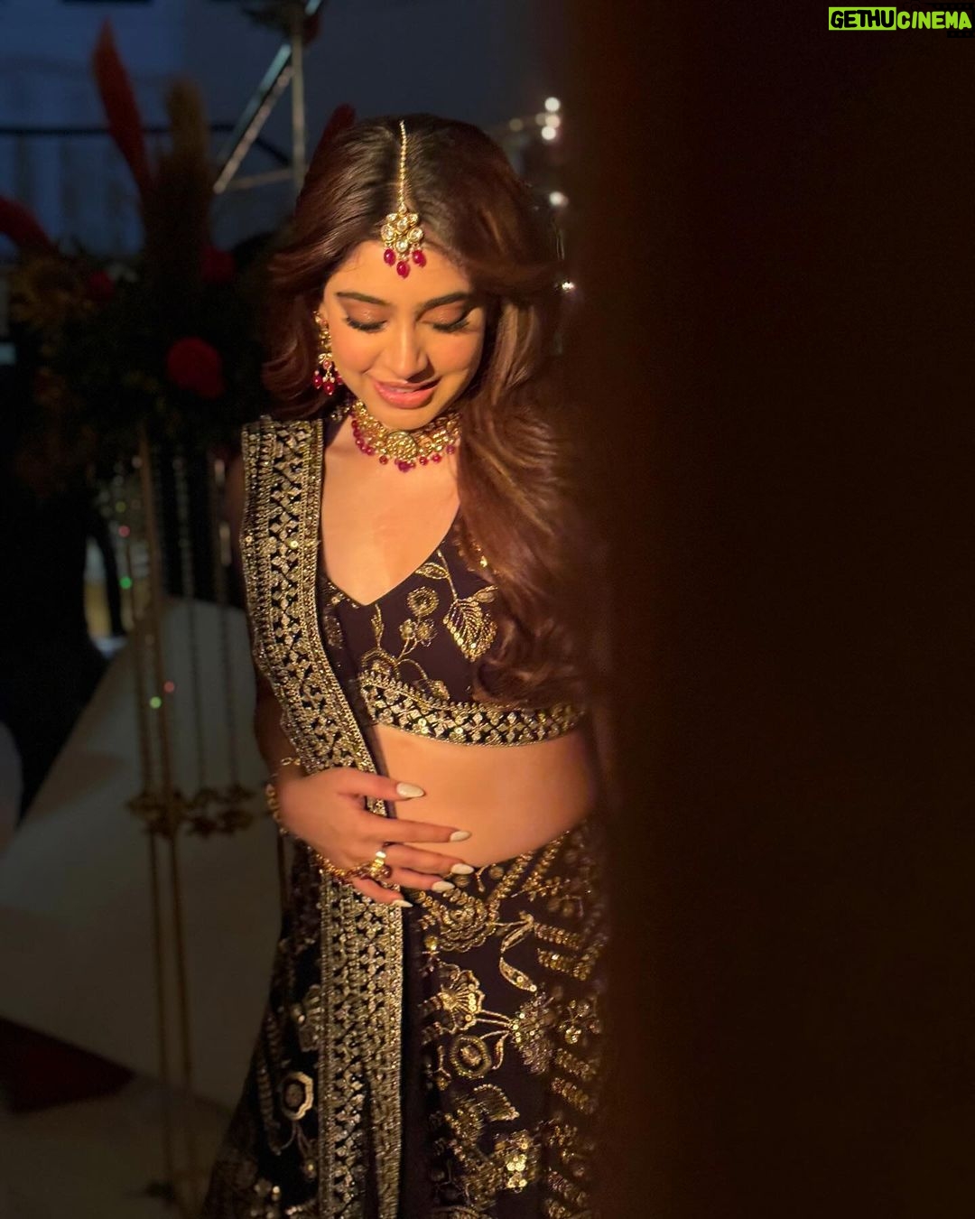 Niti Taylor Instagram - To all the incredible women out there, We’re all fighting battles, often silent ones. But remember, we deserve nothing but the best and should never settle for less. Let’s be grateful for ourselves and celebrate our strength every single day. Whether it’s health issues, personal challenges, career hurdles, or anything else, we wake up each morning, pick ourselves up, and start anew. Kudos to us for being our own biggest strength, for facing so much yet still wearing a smile. We are strong, beautiful, brave, and loving. We are women, and that’s our superpower. Let’s stand tall always. 💪🌟