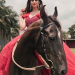 Niveditha Gowda Instagram – 👗 : @rentyourlook_by_chandangowda 
📸 : @happeningpixels 
💄 : @makeupartistryby_yashjain 
🐎 : @chilli.chandan Bangalore, India