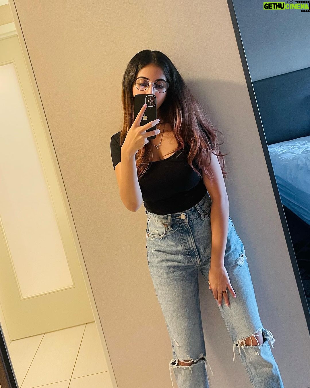 Niveditha Gowda Instagram - 💛🖤🧸