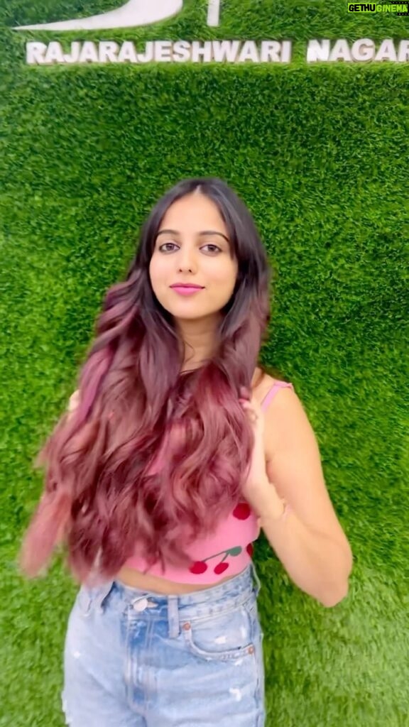 Niveditha Gowda Instagram - Hey which hair color do you like ? Before or after? 💕 #newhair #hair #hairdo #nivedithagowda #reelsinstagram