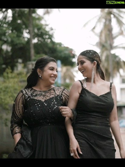 Niveditha Gowda Instagram - My best friend and sister from another mother 🥰🤗😘 #instagramreels #instareels #trendingreels #viralreels #instagramer #friends Styling:@rentyourlook_by_chandangowda @chandangowda_official