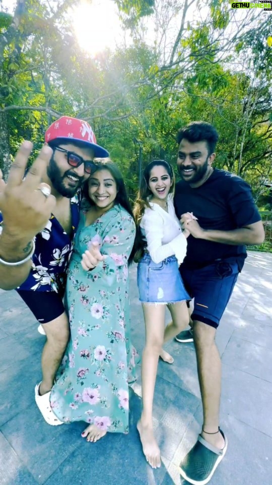 Niveditha Gowda Instagram - Couple goals 😘🤗🥰👫👫 #instagramreels #instareels #trendingreels #viralreels #instagramer #instaindiareels #couple #couplegoals