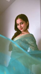 Niveditha Gowda Instagram - Happy Sunday 🤍 #nivedithagowda #reelsinstagram #reelitfeelit #vachindamma Bangalore, India