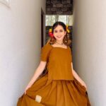 Niveditha Gowda Instagram - Two different looks by @rentyourlook_by_chandangowda for #gicchigiligiliseason2 . #nivedithagowda #reelsinstagram #instareel