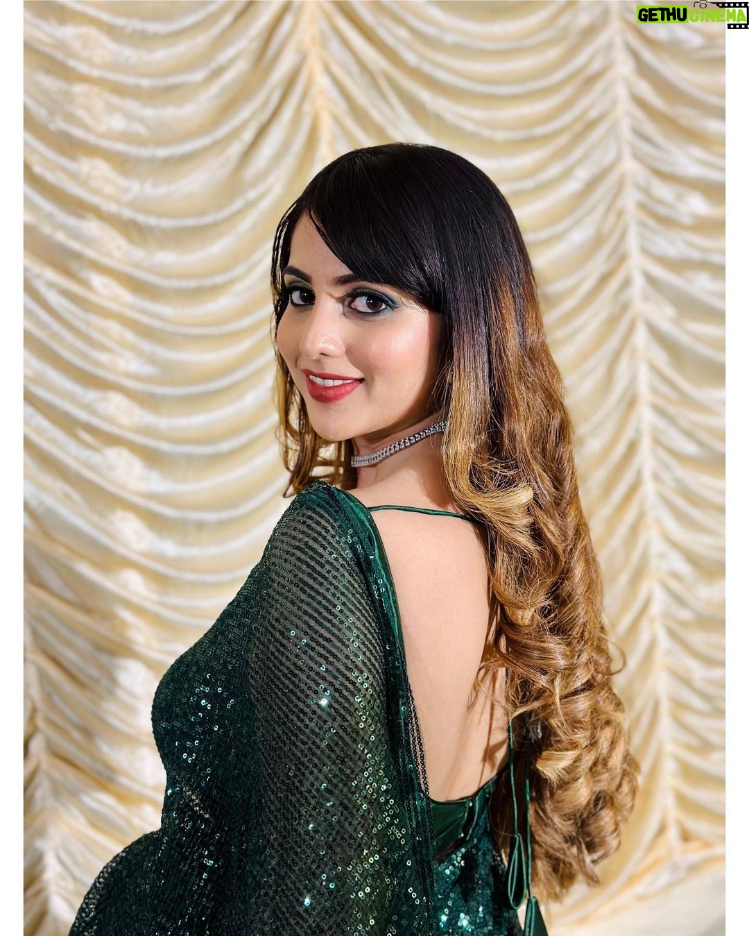 Niveditha Gowda Instagram - Hey 🍀 👗 : @rentyourlook_by_chandangowda