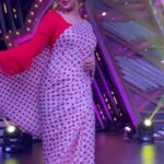 Niveditha Gowda Instagram - Do not miss to watch Gicchigiligili this week ❤️🖤 👗 : @rentyourlook_by_chandangowda #retrolook #nivedithagowda #gicchigiligiliseason2 #reelsinstagram