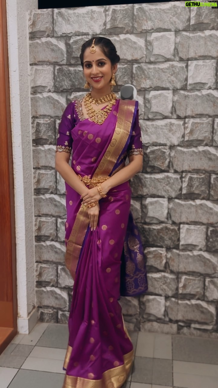 Niveditha Gowda Instagram - 😍💜 👗 : @rentyourlook_by_chandangowda VC : @_niharikapandit_ #reelsinstagram #reelitfeelit #saree