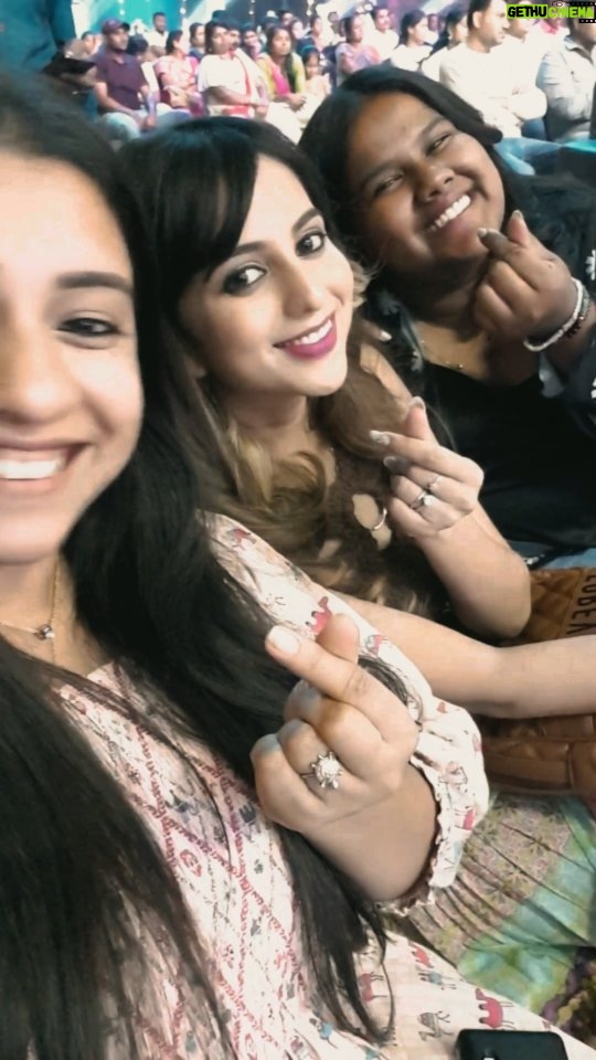 Niveditha Gowda Instagram - We 3 musketeers 👩🦰👩🦳👧 #bff #bffgoals #friends #friendship #viralreels #instareels #trendingreels #instagramreels #friendsforever #sisters