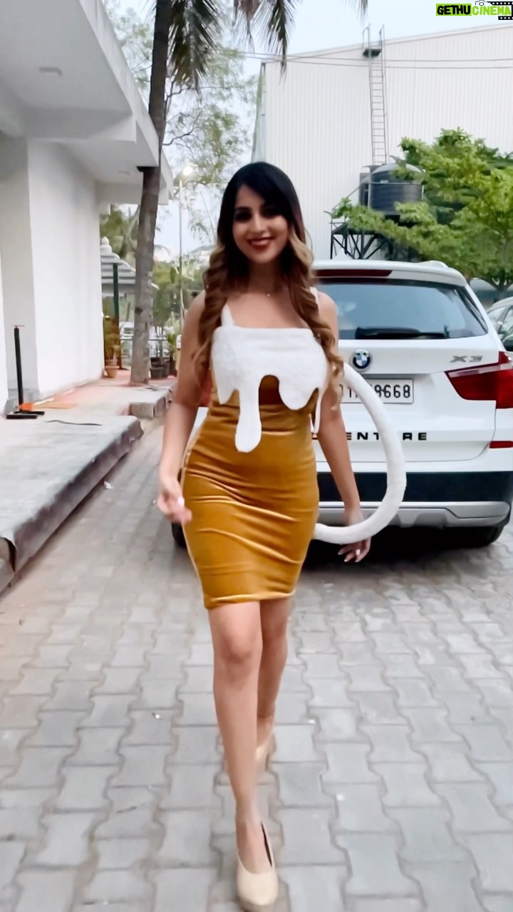 Niveditha Gowda Instagram - Cheers 🍻 Outfit by @rentyourlook_by_chandangowda 👗 #nivedithagowda #gicchigiligiliseason2 Bangalore, India