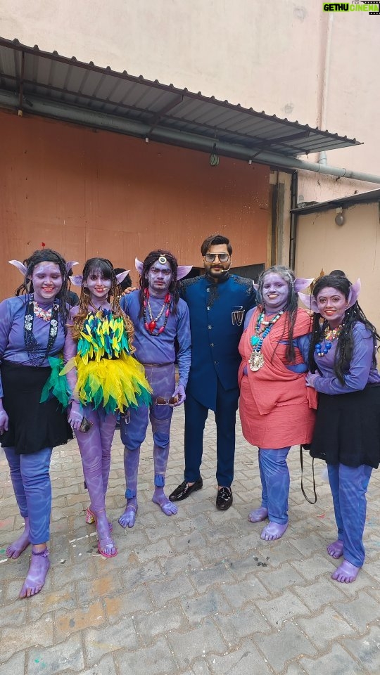 Niveditha Gowda Instagram - Don't miss to watch today's episode of GICHHI GILI GILI 2 only on Colors Kannada @7.30pm Full avtaras on stage ಒಳ್ಳೆ ಮಜಾ ಇದೆ ನೋಡಕ್ಕೆ ಮರಿಬೇಡಿ 😂😂 #niranjandeshpande #kannada #kannadaanchor #television #kannadaactors #instagram #instareels #gichhigiligiliseason2 #colorskannada #metaverse #celebrity #sandalwood #meta #comedy #comedyshows Akshaya Studio