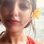 Niveditha Gowda Instagram - Omg what a day it was !!! It was so soooo windy . It also started raining heavily and I was stuck near the holy spring for at least 45 mins .. I then decided to go back … It was so windy and the tides were high too . My umbrella broke and I was completely drenched. Yet I was so happy to have that experience. Must say it was an adventurous day in Bali . 🧡