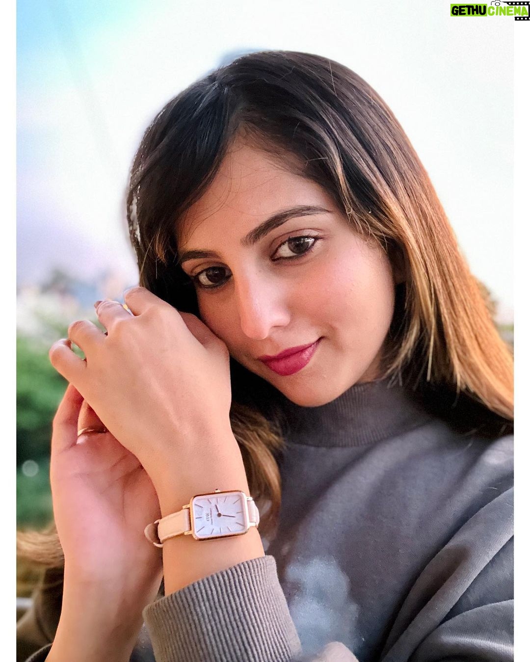 Niveditha Gowda Instagram - That time of the year again! π€© @danielwellington is bringing us some amazing deals, head to their website to get up to 50% off on products with an additional 15% off when you use my code β NIVEDITHAG β. #ad #dwindia #danielwellington Bangalore, India