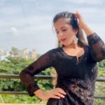 Niveditha Gowda Instagram - Happy evening 🖤🖤 #nivedithagowda #reelsinstagram #reelitfeelit #heeriye Bangalore, India
