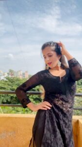 Niveditha Gowda Instagram - Happy evening 🖤🖤 #nivedithagowda #reelsinstagram #reelitfeelit #heeriye Bangalore, India