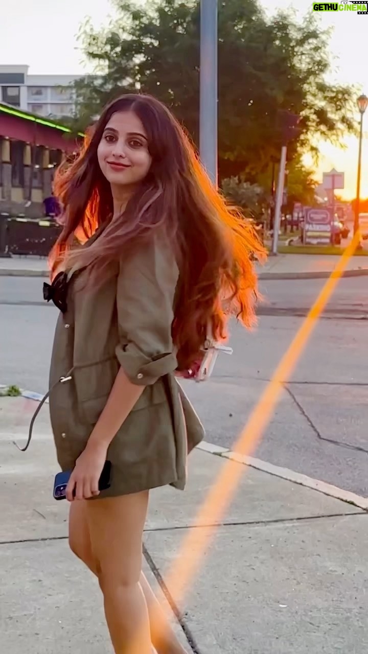 Niveditha Gowda Instagram - Beautiful sunset ✨ 📹 : @chandanshettyofficial 🧡 #nivedithagowda #chandanshetty #reelsinstagram #reelitfeelit #instagood #sunset Niagara Falls, USA/Canada