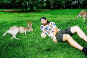 Noah Kahan Instagram - Down under in a funny Australian accent 

📸: @poonehghana