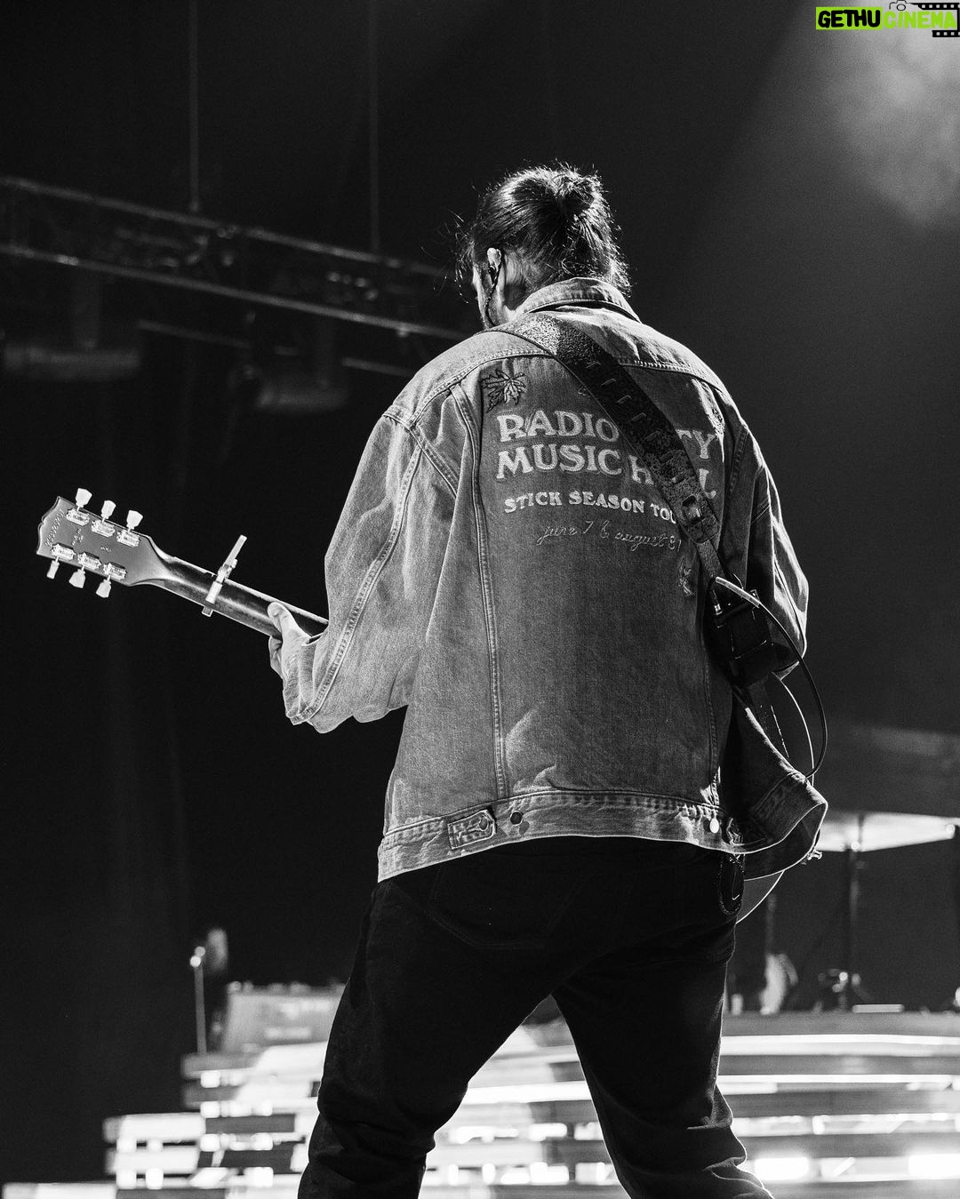 Noah Kahan Instagram - Radio City I nearly tore my ACL for you. Thank you for screaming every word last night. Will never forget our two nights at this historic venue Radio City Music Hall
