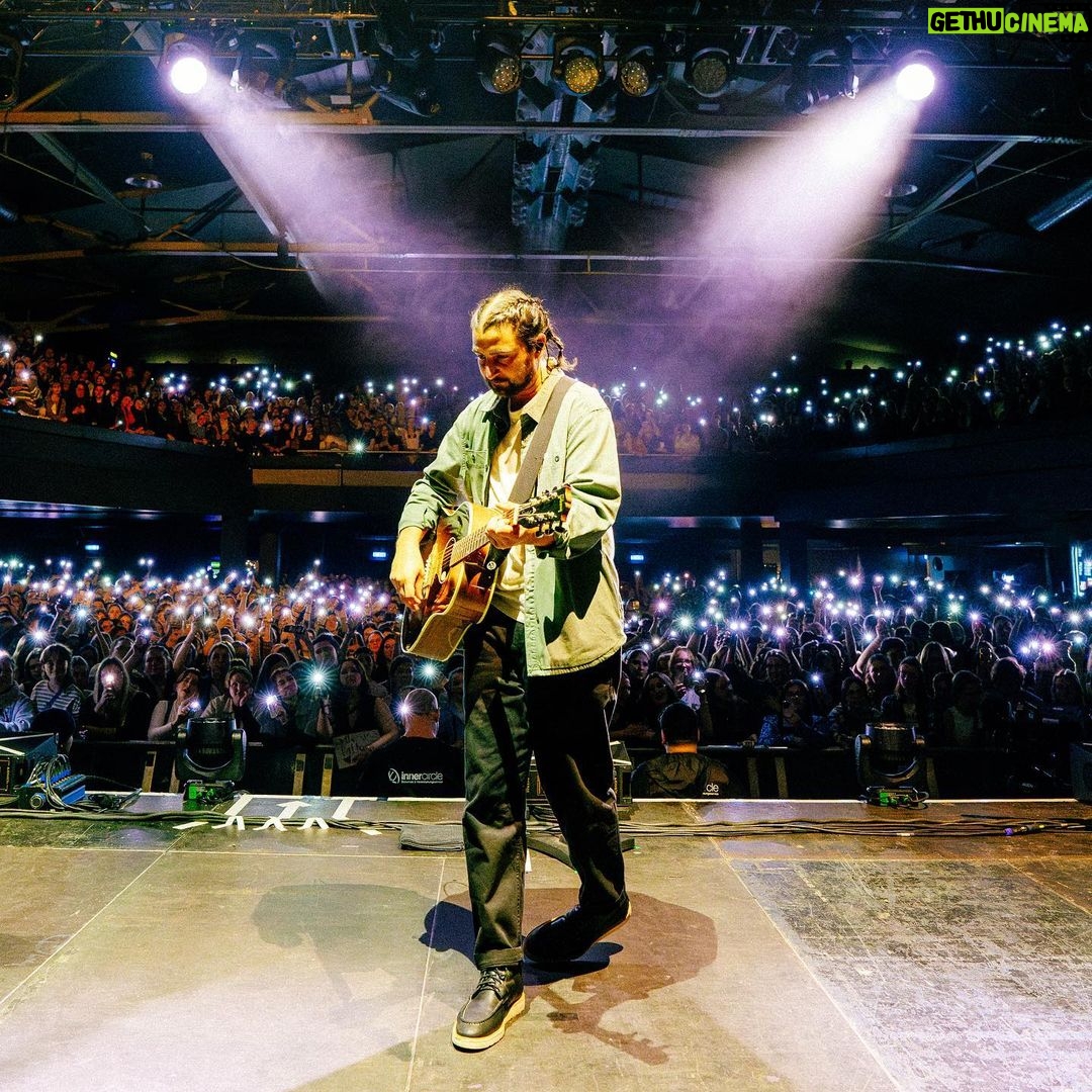Noah Kahan Instagram - Being so far from home and still feeling like you’re with family is a very rare thing. To everyone on this EU/UK run that came to a show, screamed the lyrics, made me feel welcome, I just want to thank you so much. I am so totally lucky to be here at all. I will see you back in august 📸: @poonehghana