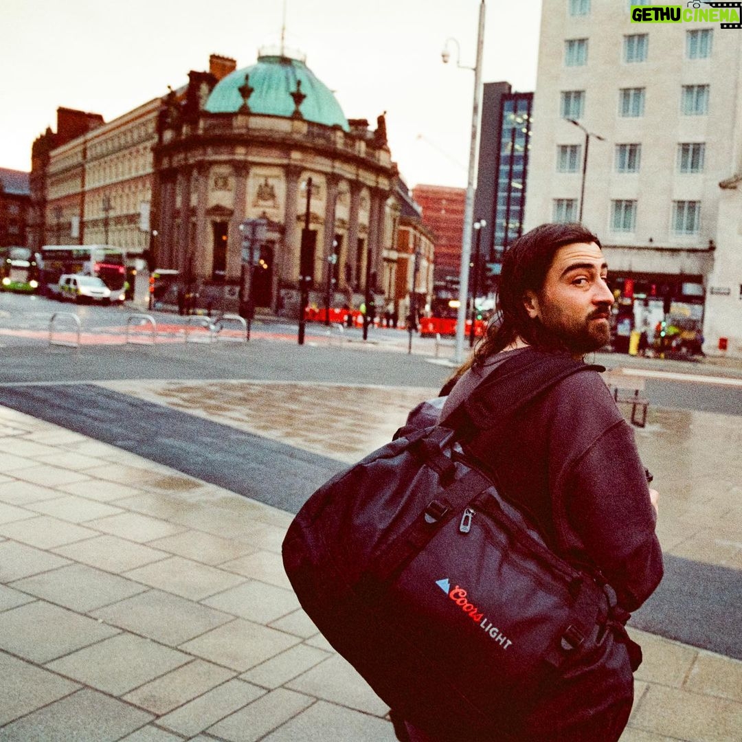 Noah Kahan Instagram - Being so far from home and still feeling like you’re with family is a very rare thing. To everyone on this EU/UK run that came to a show, screamed the lyrics, made me feel welcome, I just want to thank you so much. I am so totally lucky to be here at all. I will see you back in august 📸: @poonehghana