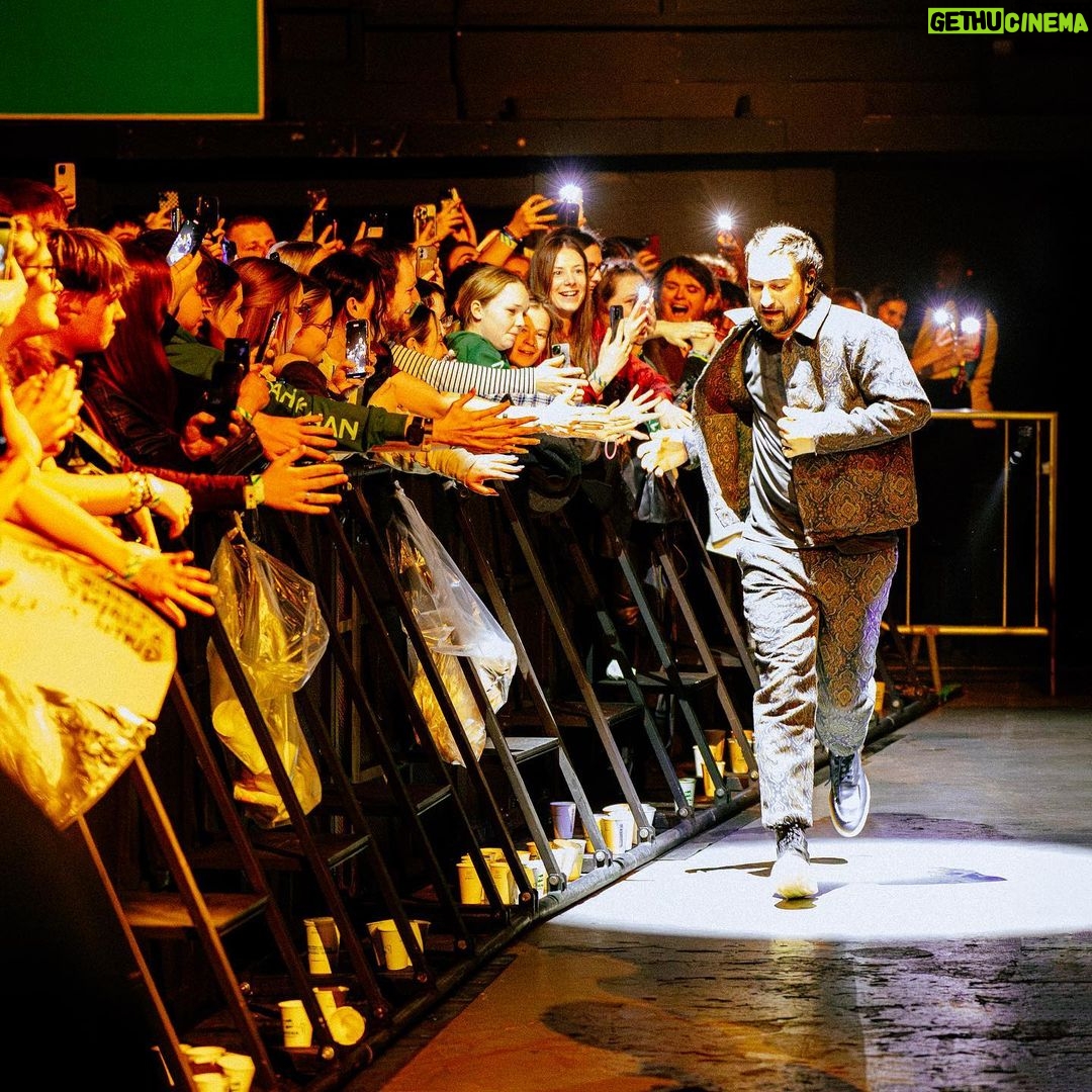 Noah Kahan Instagram - Being so far from home and still feeling like you’re with family is a very rare thing. To everyone on this EU/UK run that came to a show, screamed the lyrics, made me feel welcome, I just want to thank you so much. I am so totally lucky to be here at all. I will see you back in august 📸: @poonehghana