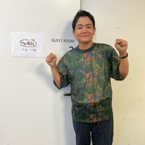 Nobuyuki Hayakawa Instagram - 今日から仕事復帰しました！
色々ありがとうございました！
めちゃくちゃに休めたので怖いくらい頑張れそうです！
初日は麒麟の川島さんに包み込んで頂きました！
#服ポーズなんかおばちゃん
#そのシャツの柄は濃い顔二重が着てナンボじゃ
#腹にダイナマイト巻いとんか
#なんやそのグー
#またよろしくです