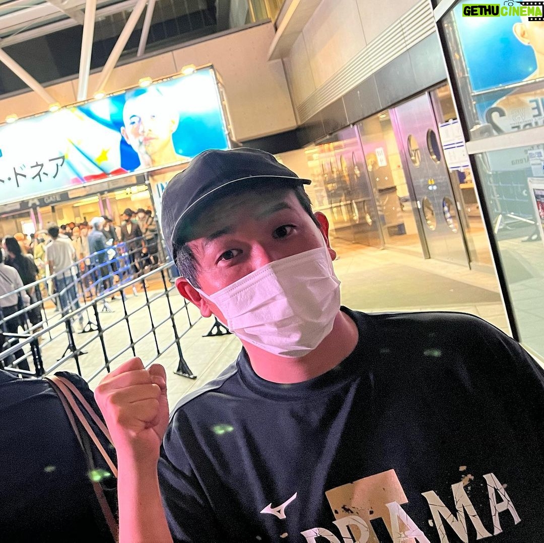 Nobuyuki Hayakawa Instagram - 凄すぎた!!震えた!! 立ち上がった! 井上モンスター尚弥VSドネア!! #興奮し過ぎてどこも観れてない #まだリングみてる #興奮しすぎると立ち上がるんやね #ロッキーみたいだったよ #こんなに強いのに凄いのにめちゃくちゃ腰低いめちゃくちゃ優しい #尊敬します