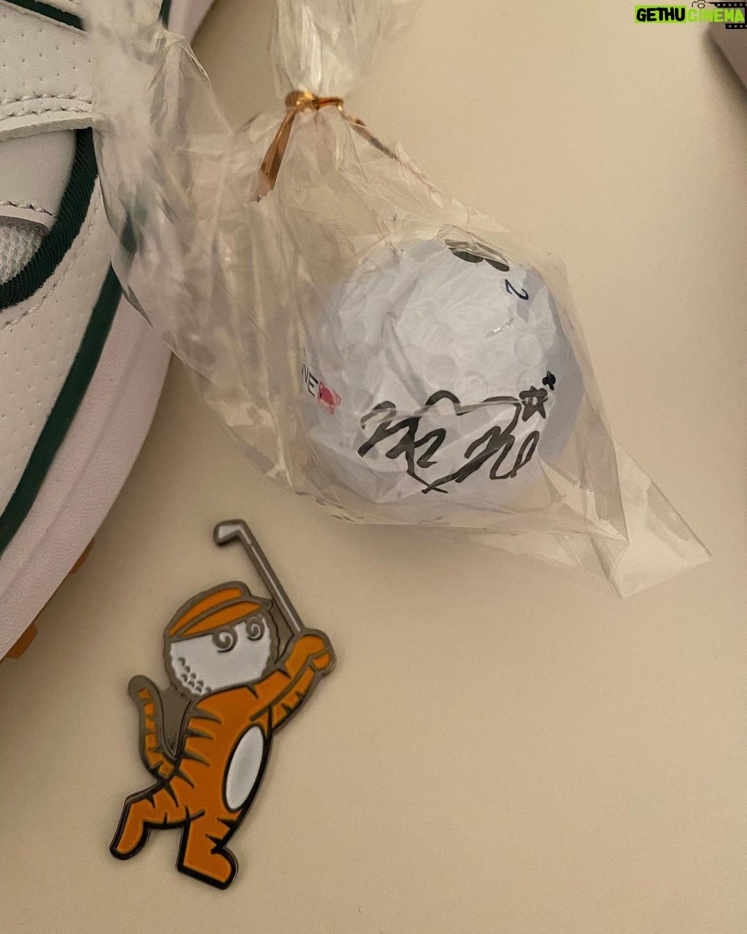 Nobuyuki Hayakawa Instagram - 稲見萌寧選手ありがとうございますー! 蛍原さんへのサプライズプレゼントの御依頼だったのに千鳥にも頂きました!! #テレビ千鳥 #稲見萌寧 #賞金女王