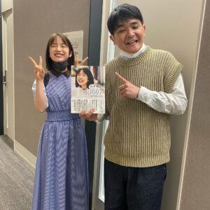 Nobuyuki Hayakawa Instagram - 1発撮りは怖いねぇ。渾身の半目。
弘中ちゃんのエッセイ出たんよ。
おめでとう。
#弘中綾香
#弘中綾香の純度100 
#ノブナカなんなん