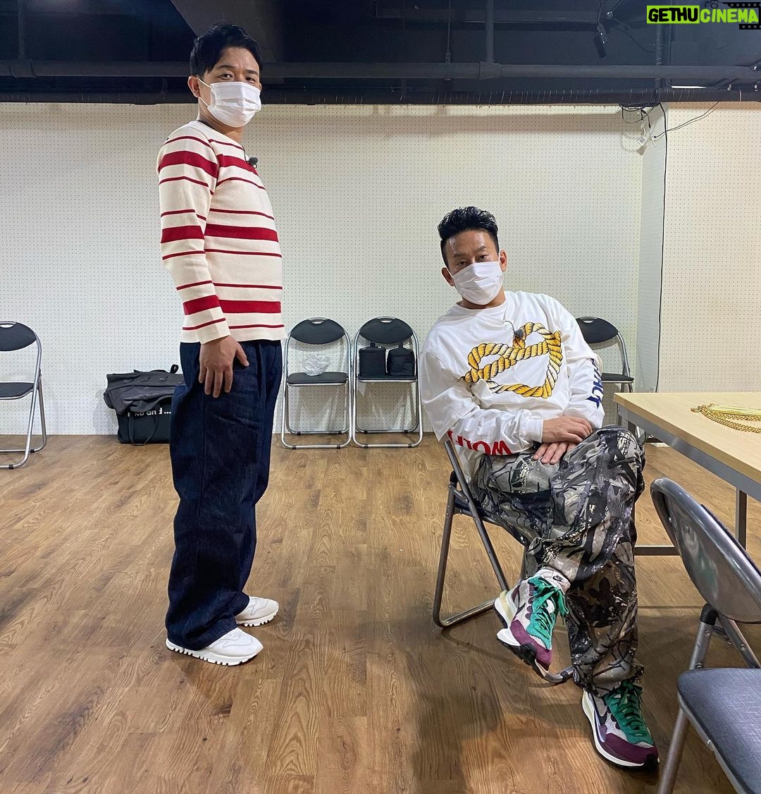 Nobuyuki Hayakawa Instagram - 今日のジーパン。 宮川大輔さんと。 いい太さやね。 オーラリー自前。 お正月に笑神様スペシャルやるよ! 観て!! #音楽ユニットのインスタ写真 #おしゃれの塊兄さん