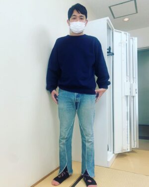 Nobuyuki Hayakawa Instagram - 今日のジーパン。
衣装。
クセだなぁ。
#薄い色
#下の方の切り込み
#亜麻色の髪の乙女を歌う人ジーパン
#島谷ひとみさん