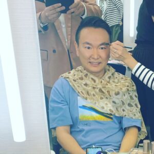 Nobuyuki Hayakawa Instagram - かまいたち山内にお誘いを15回連続で断られてます。
今日夜どう？と聞くと「いゃ〜」とだけ言ってずっとこの顔するだけです。
もう理由も言いません。
嘘でも何か用事を作って言ってくれよ。
もう作りもしません。
#陸王のシューフィッターの顔するだけ
#市川右團次さん