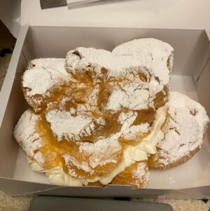 Nobuyuki Hayakawa Instagram - サンド伊達さんにお土産で美味しいシュークリーム頂きました。
いや、ルンバくらいデカい！！！
#デカい1個
#普通は小さい6個なんよ