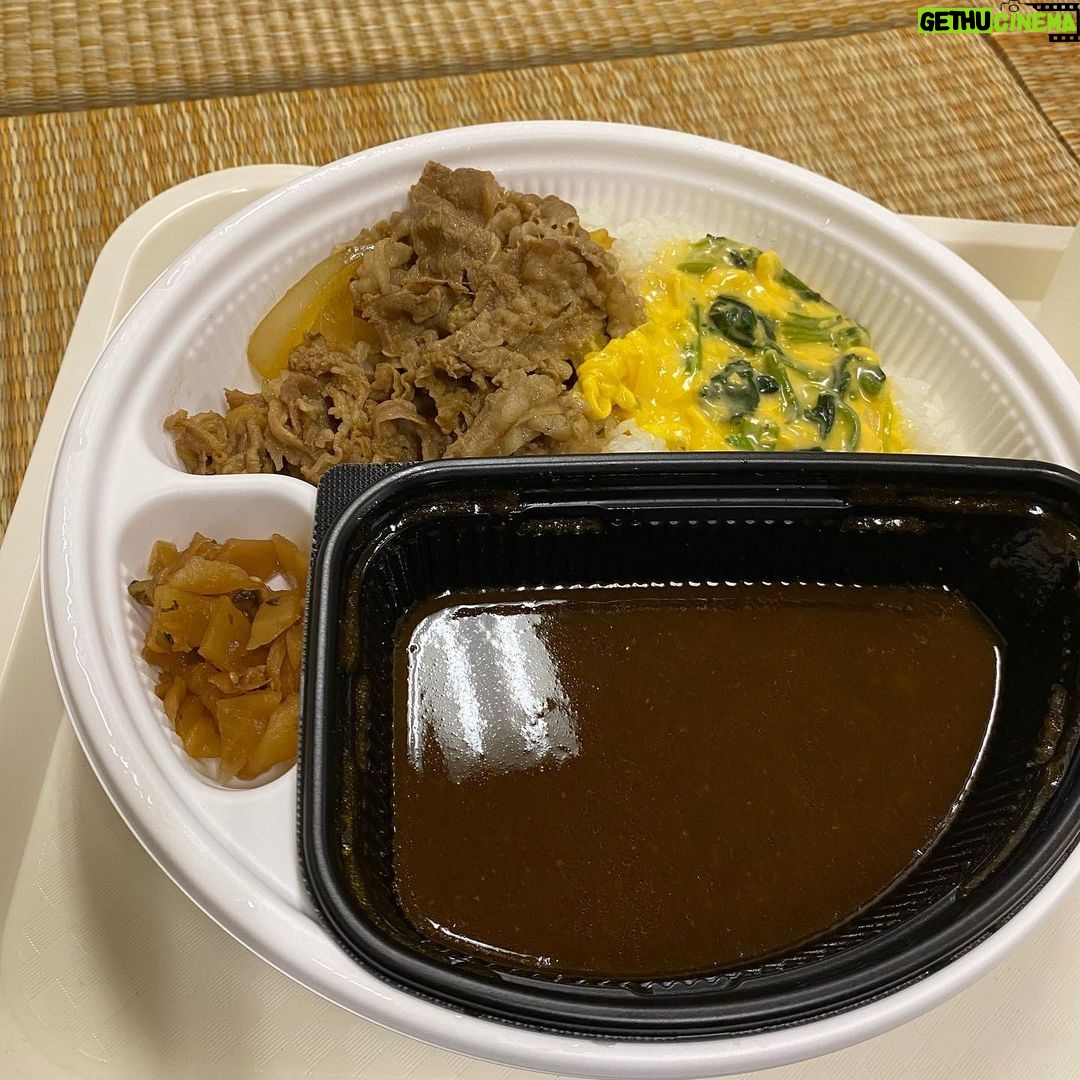 Nobuyuki Hayakawa Instagram - すき家の牛カレー卵。 世界初のルーに蛍光灯が反射。 バカうま