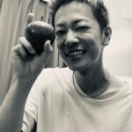 Nobuyuki Hayakawa Instagram - 久しぶりー #髪伸ばしはじめた野球部 #リンゴを1バーツで街で売り歩いてるお前出るとこ出たら売れるぞと思うタイのバンコク屋台男 #外に出れない子供にゲーム買ってくれたよー