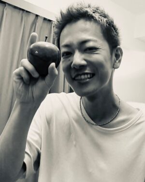 Nobuyuki Hayakawa Instagram - 久しぶりー
#髪伸ばしはじめた野球部
#リンゴを1バーツで街で売り歩いてるお前出るとこ出たら売れるぞと思うタイのバンコク屋台男
#外に出れない子供にゲーム買ってくれたよー