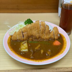 Nobuyuki Hayakawa Instagram - 前に行ったカレー屋さん。コレはエグいよ。

出たんよ。一位が。

カツかと思いきやルーなんよ。

#リッチなカレーの店アサノ 
#町田
