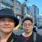 Nobuyuki Hayakawa Instagram - 古着屋にユースケと買い物。 #ユースケ #赤ちゃん恐竜 #タイムスリップ恐竜人ユースケ