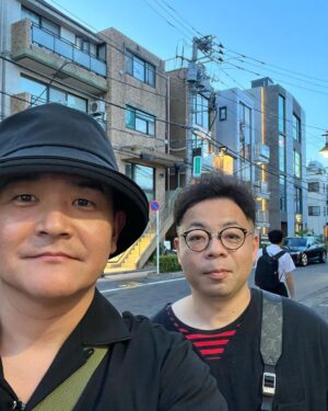 Nobuyuki Hayakawa Instagram - 古着屋にユースケと買い物。
#ユースケ
#赤ちゃん恐竜
#タイムスリップ恐竜人ユースケ