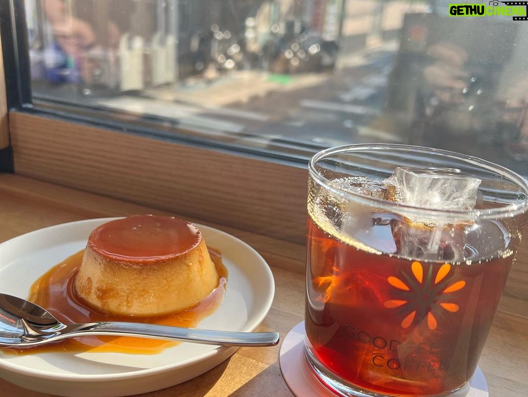 Nobuyuki Hayakawa Instagram - 後輩の石井ブレンドの念願のコーヒー屋さんにお邪魔しました。 松陰神社前にあるよ。 GOOD FEELING COFFEE #はじめて酸っぱいコーヒーが美味しく感じたよ #手作りプリンも美味しかった #カッコいいオシャレな雰囲気をぶち壊すお祝い花 #インディアンスからの花 #ボケ数多いど迫力漫才師 #また行きます #goodfeelingcoffee