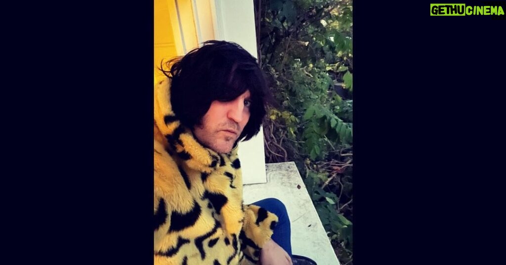 Noel Fielding Instagram - AnD tHe SEA iSnT GrEEn anD I LOve ThE QuEEn and WhAT eXaCtLy IS A DrEAm aND WHat ExaCTLy IS a JOke x