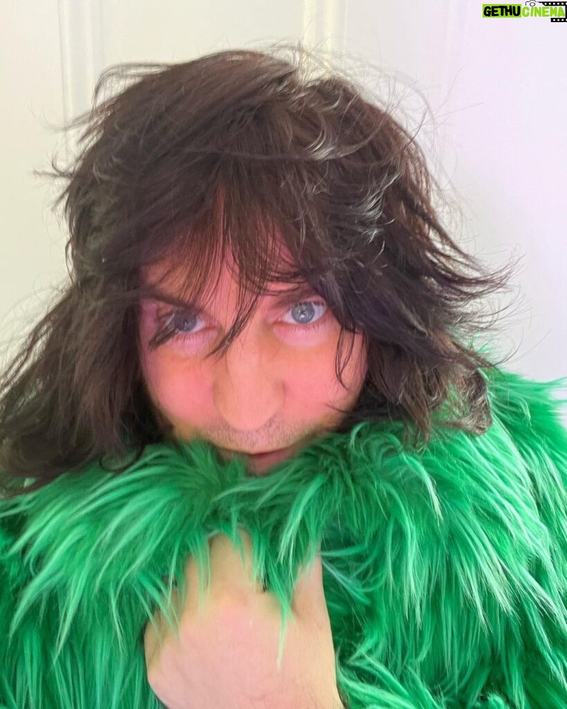 Noel Fielding Instagram - Can’t tell you how happy i am with my New coat all the way from new York ! I’m the Grinch ! ! 💚💚💚 x