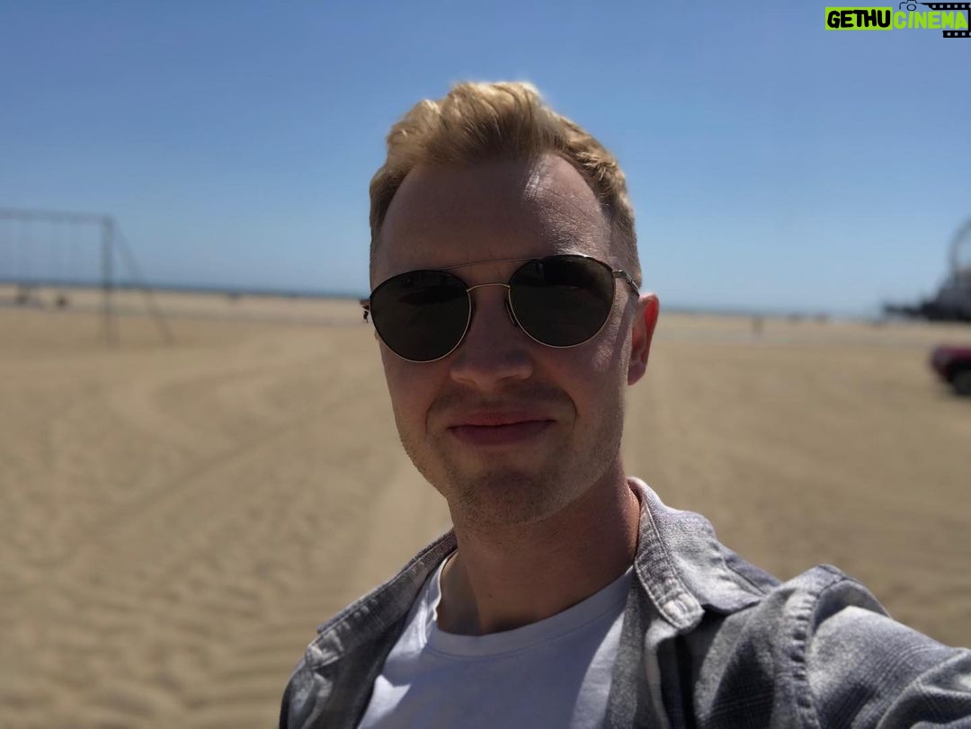 Noel Fisher - 128.6K Likes - Fresh haircut fitted with a fat ass fade.
Name that song!