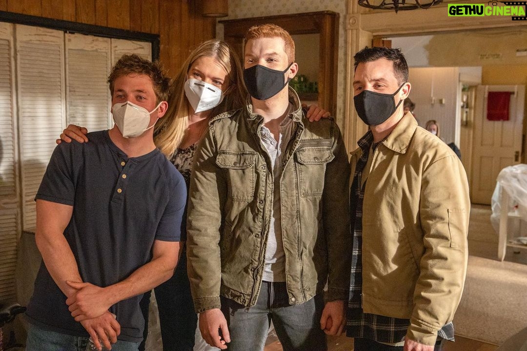 Noel Fisher - 133.6K Likes - Who's joining us live for #shamelesslastcall?
#Shameless series finale starts in less than an hour! 🍻