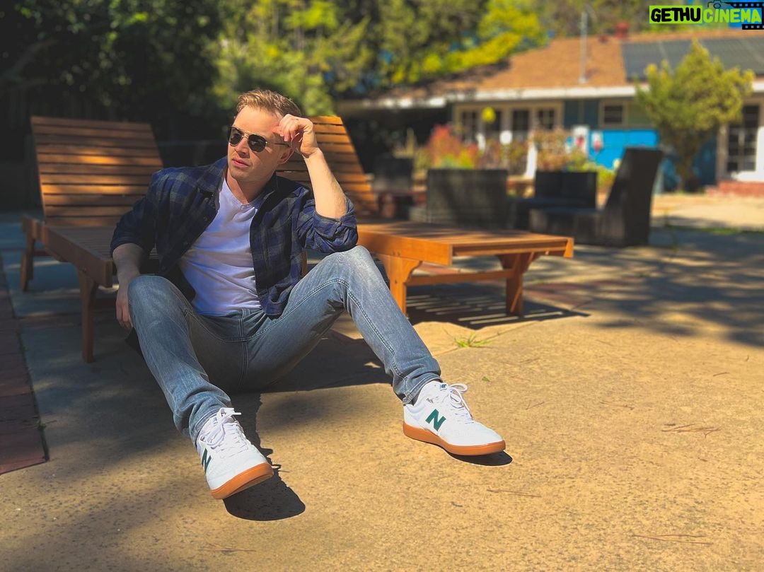Noel Fisher - 88.3K Likes - Days like today are why I love #LA. Clear skies, early summer vibes and the feeling of endless potential. What are you going to make of your day?
Thanks for the kicks @newbalance! #Gift